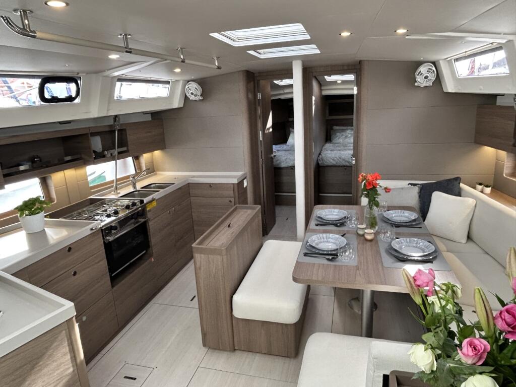 Sailing yacht 