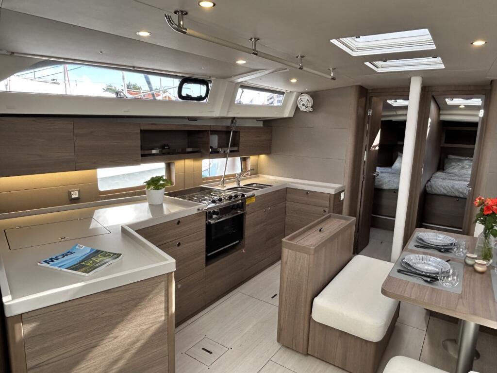 Sailing yacht 