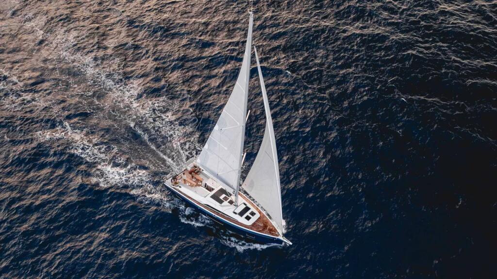 Sailing yacht 