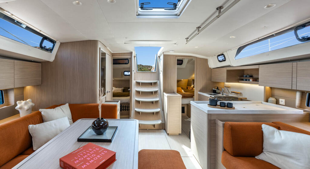 Sailing yacht 
