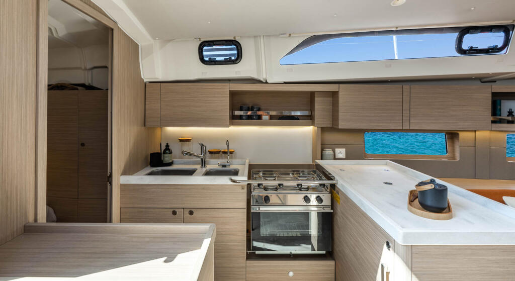 Sailing yacht 