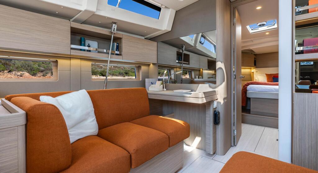 Sailing yacht 