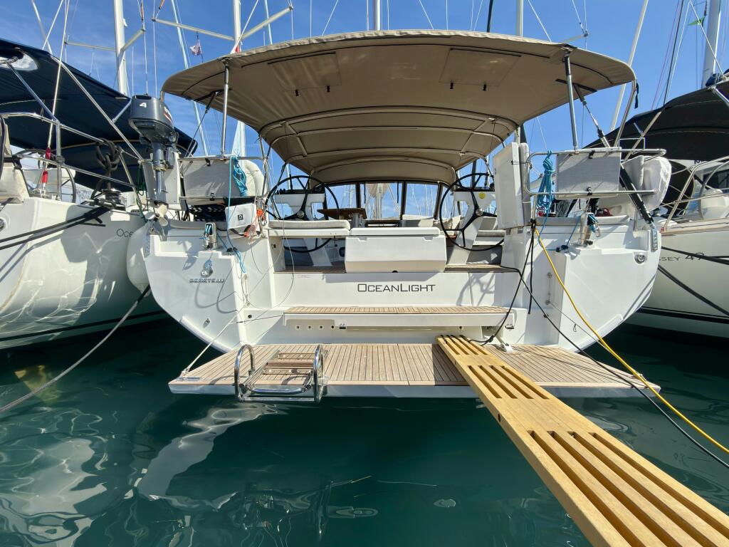 Sailing yacht 