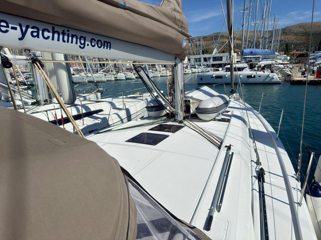 Sailing yacht 