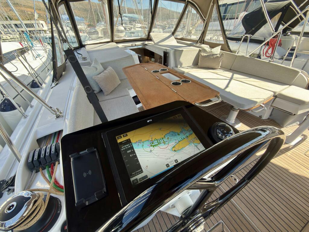 Sailing yacht 