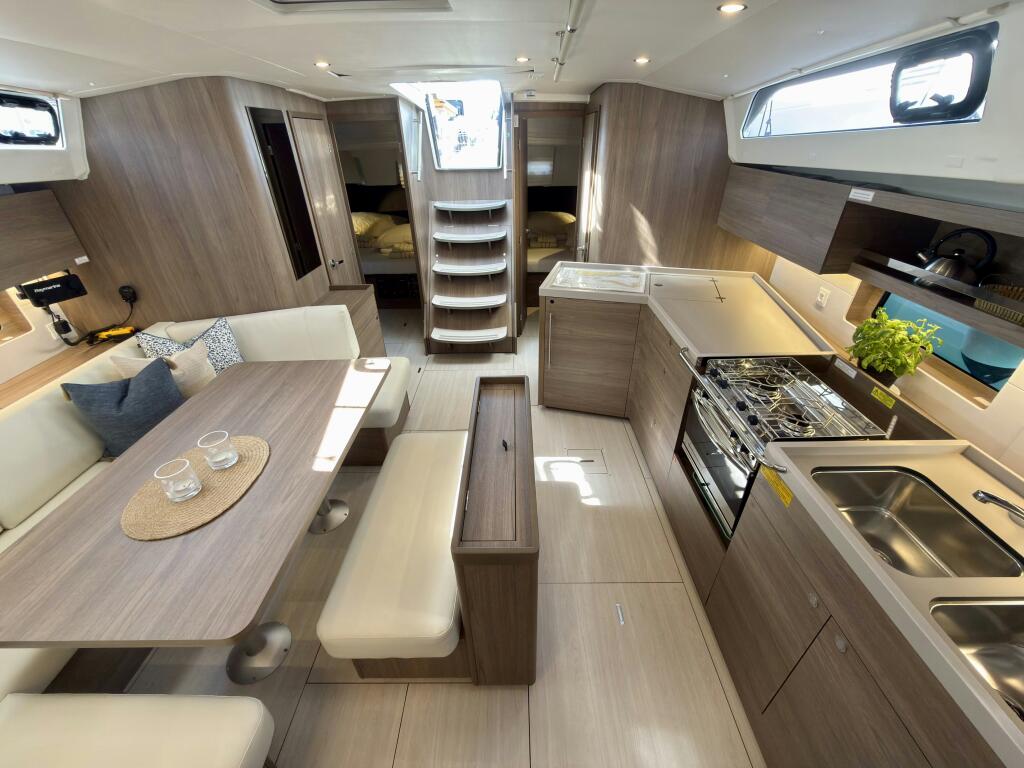 Sailing yacht 