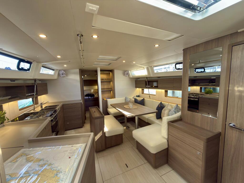 Sailing yacht 