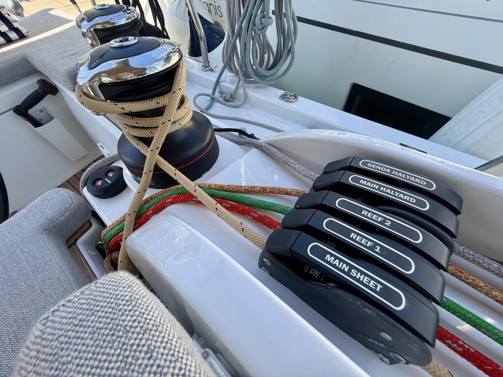 Sailing yacht 