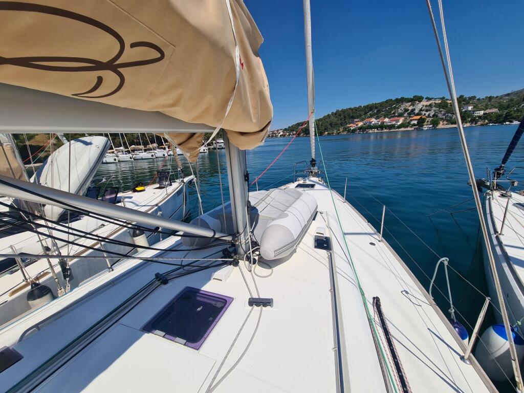 Sailing yacht 