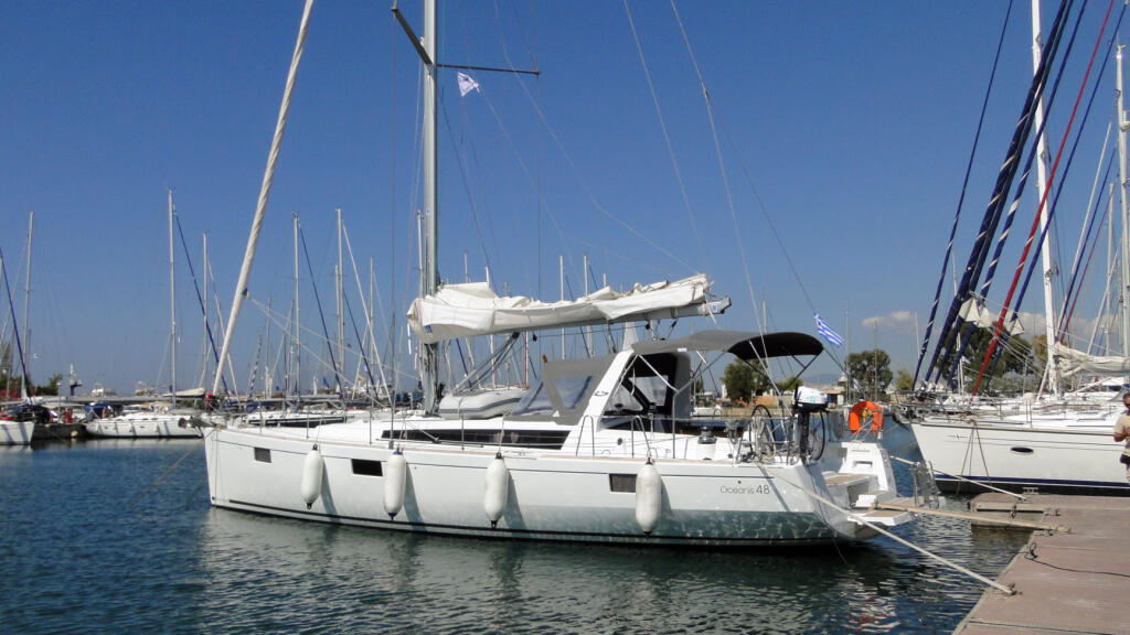 Sailing yacht 