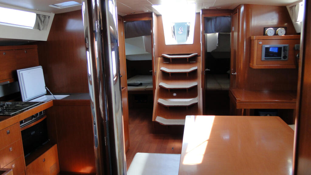 Sailing yacht 