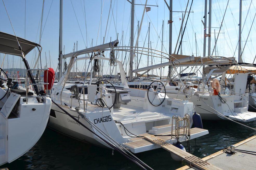 Sailing yacht 