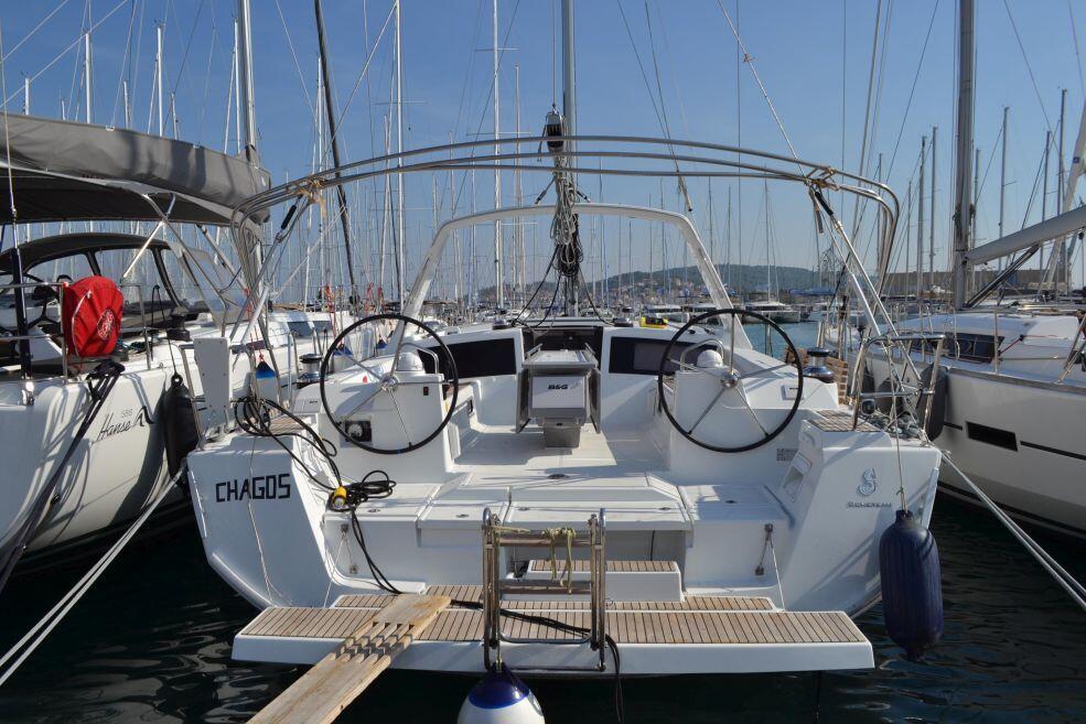 Sailing yacht 