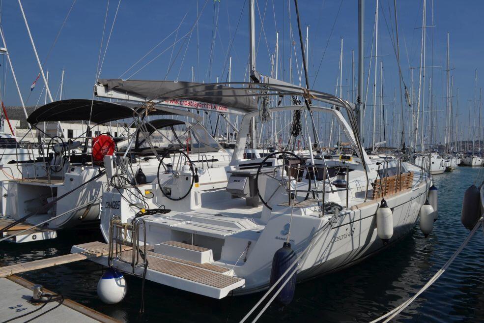 Sailing yacht 