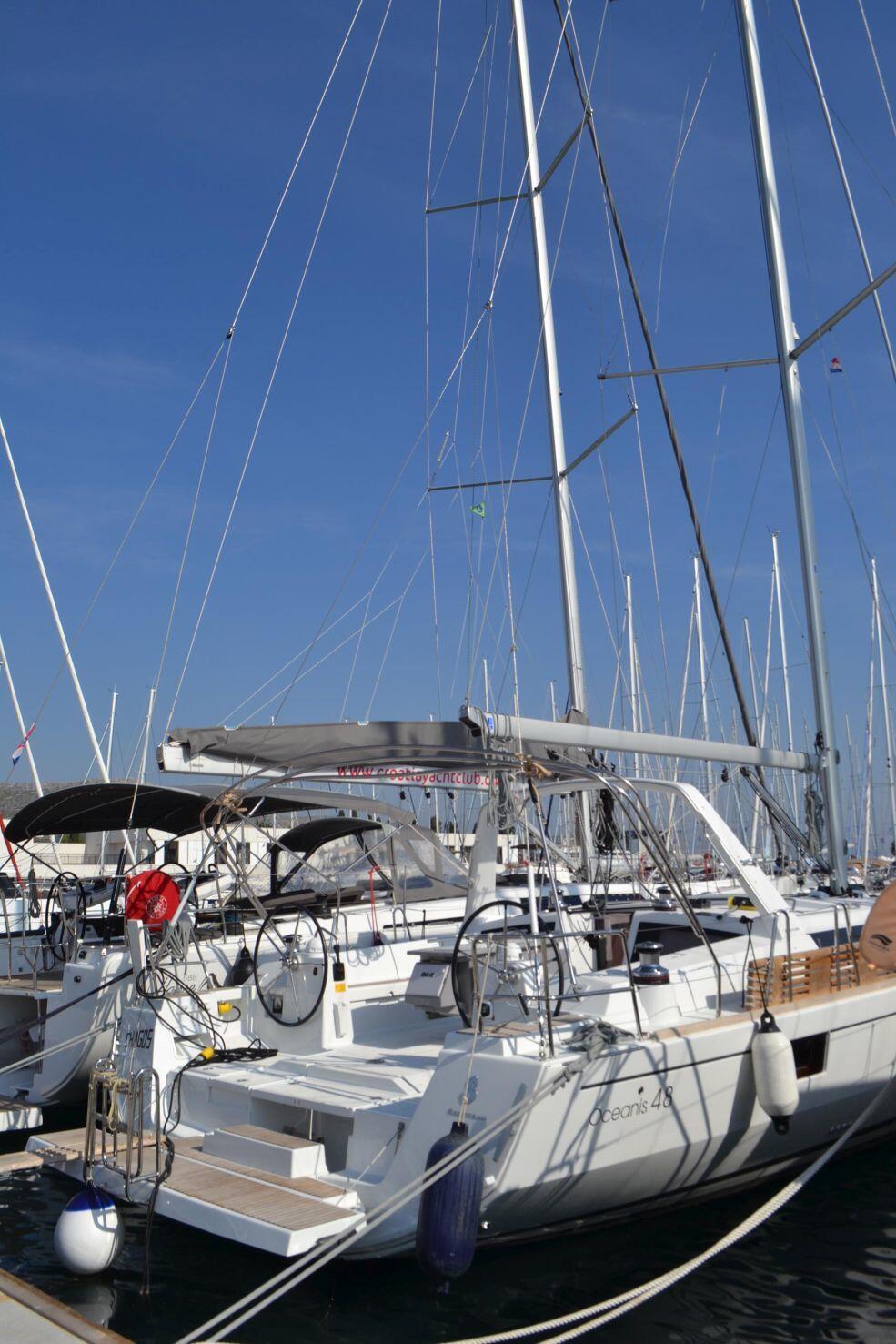 Sailing yacht 