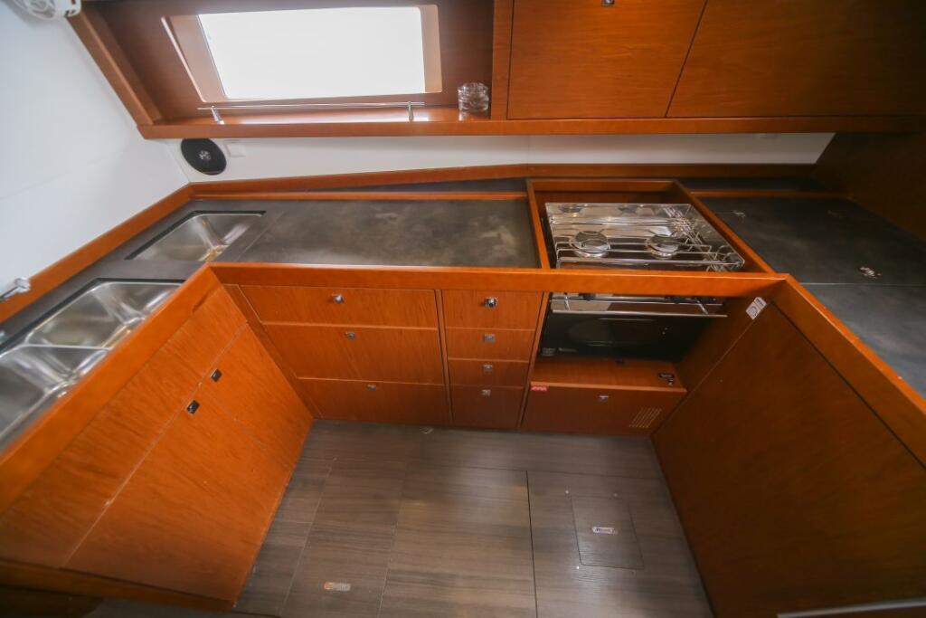 Sailing yacht 