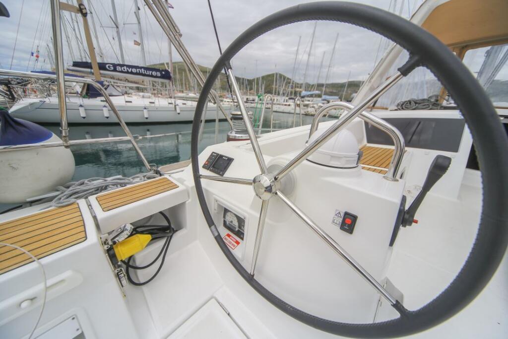Sailing yacht 