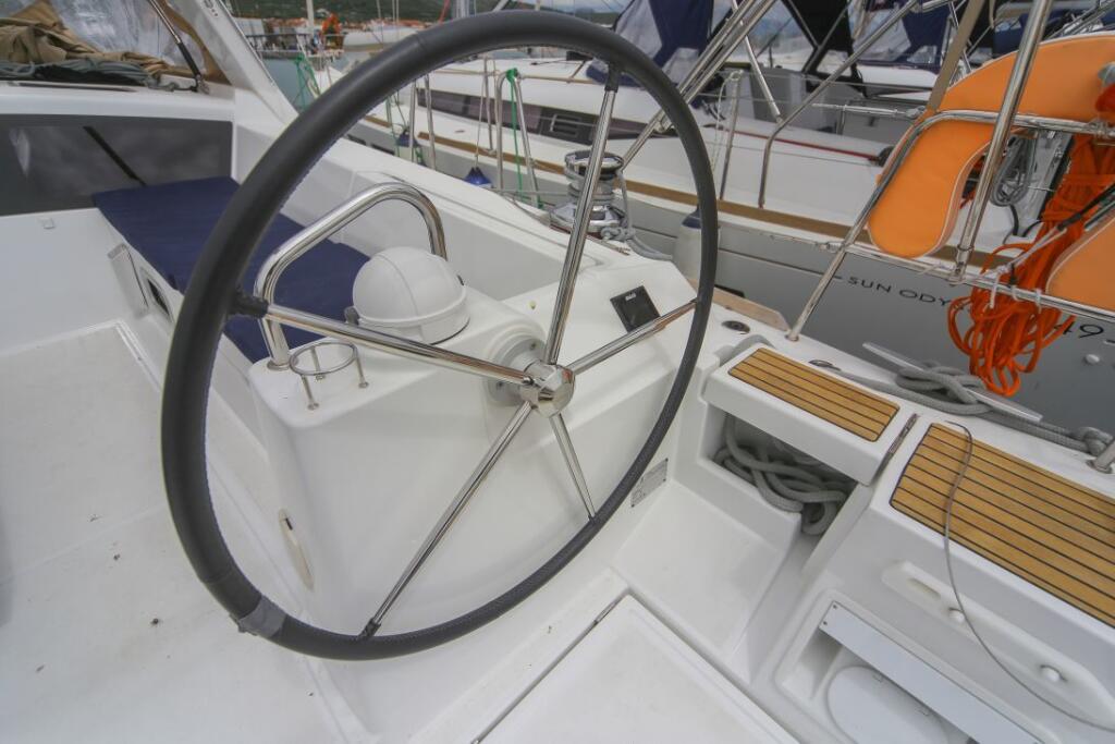 Sailing yacht 