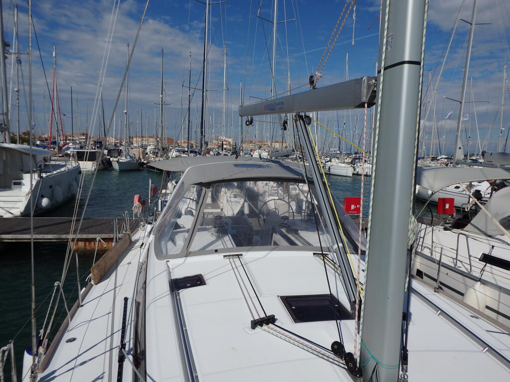 Sailing yacht 