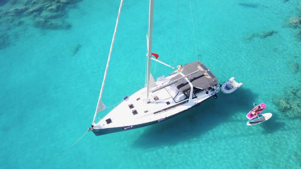 Sailing yacht 
