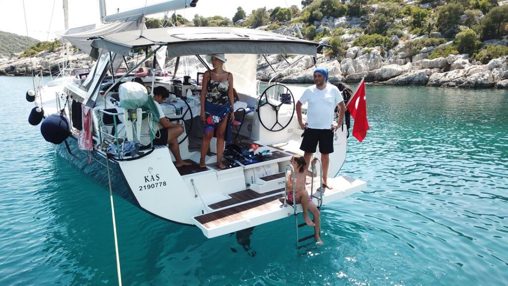 Sailing yacht 
