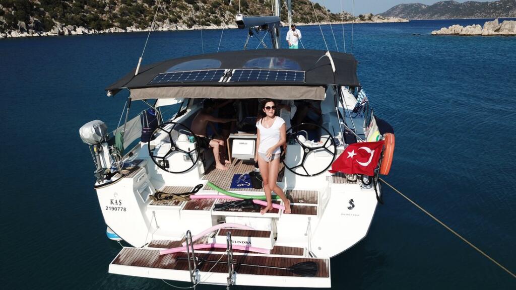 Sailing yacht 