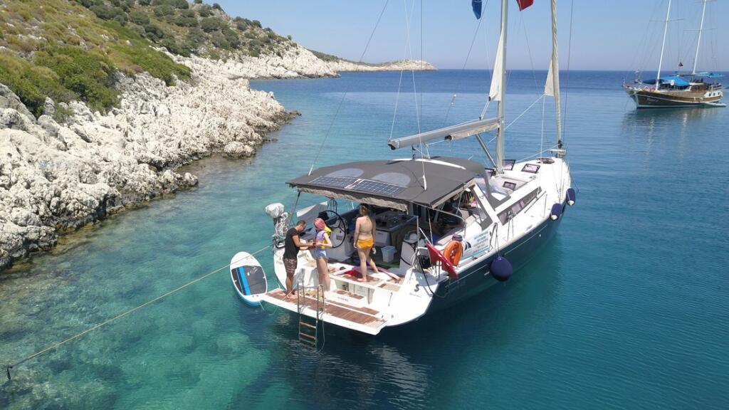 Sailing yacht 