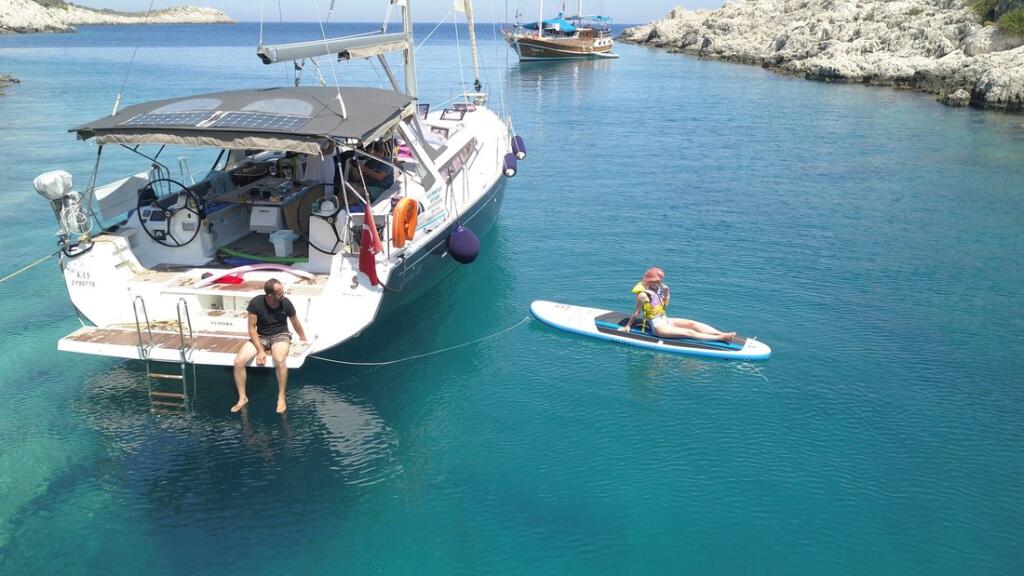 Sailing yacht 
