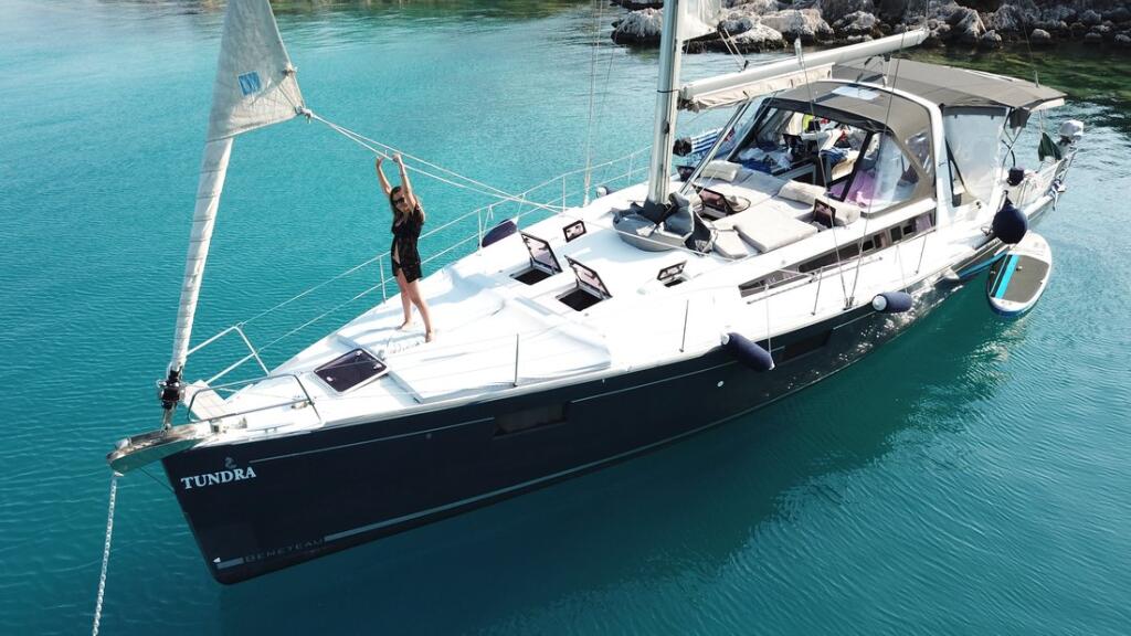 Sailing yacht 