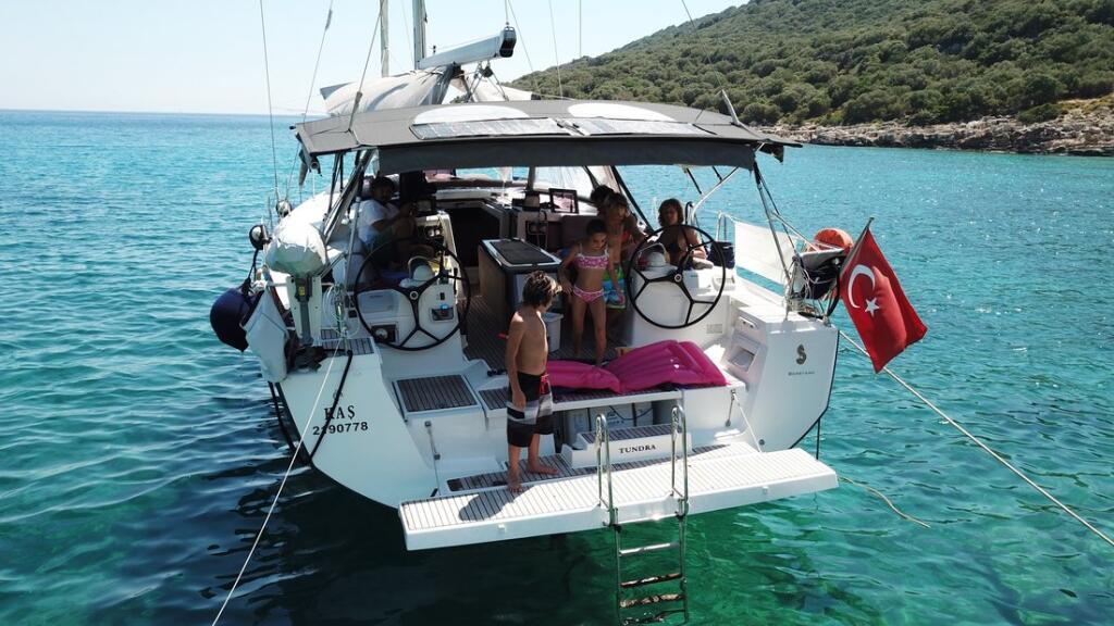 Sailing yacht 