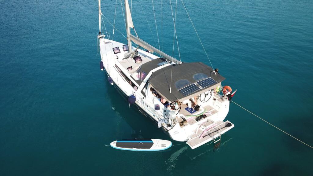 Sailing yacht 