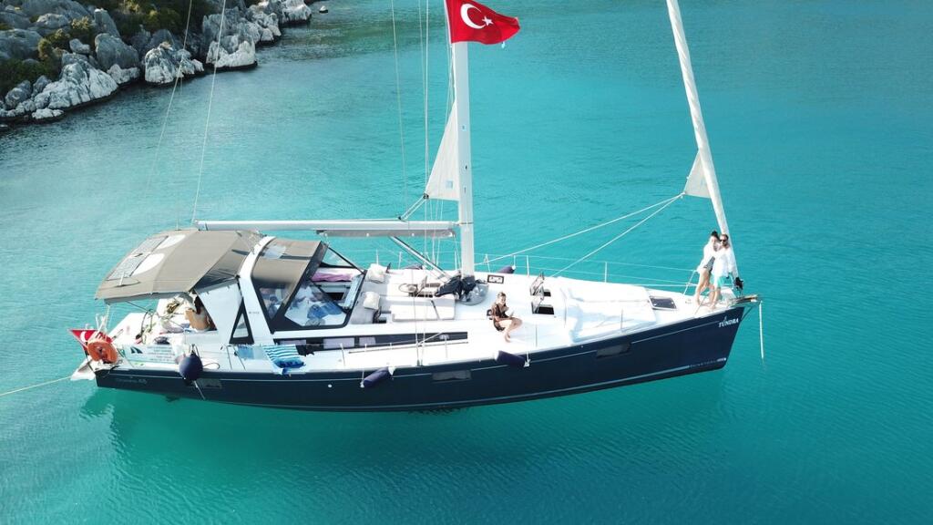 Sailing yacht 