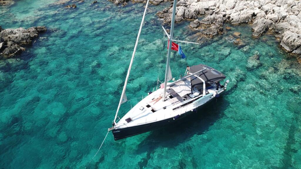 Sailing yacht 