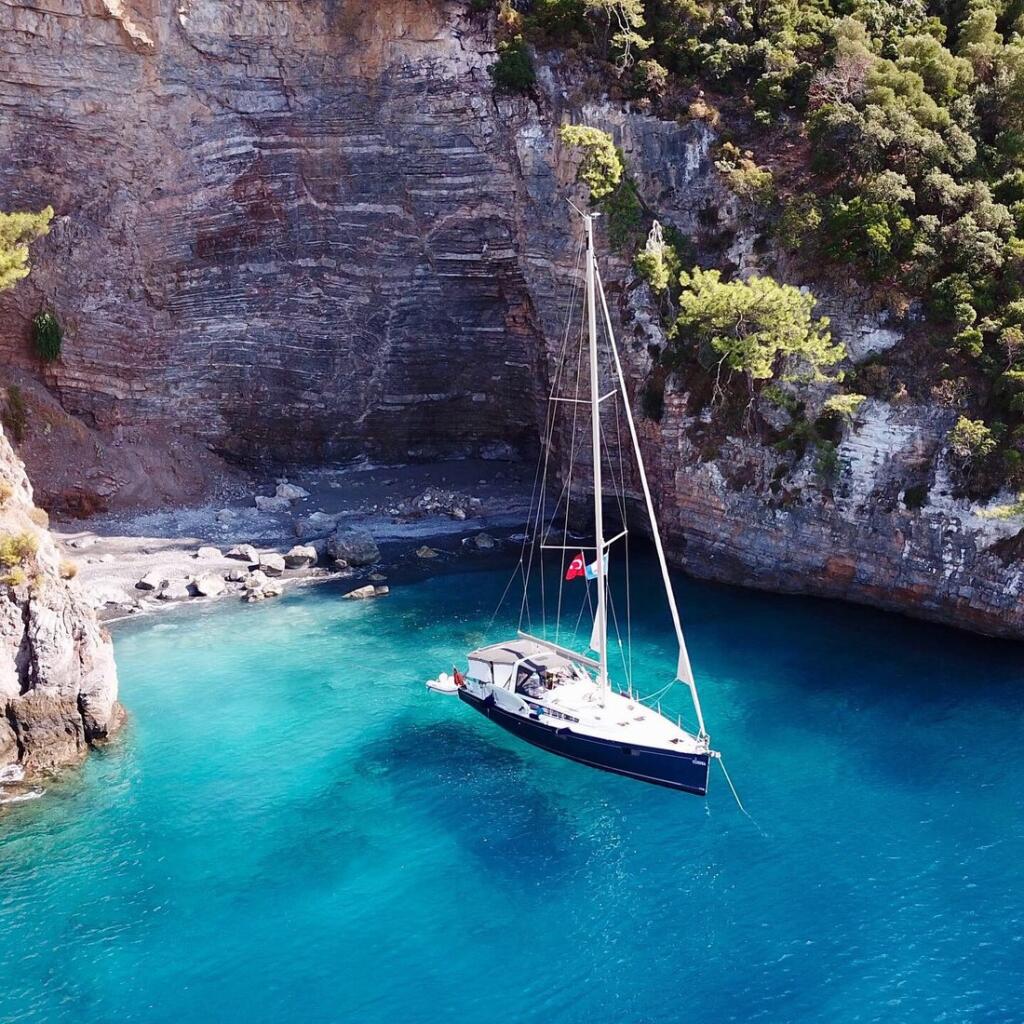 Sailing yacht 