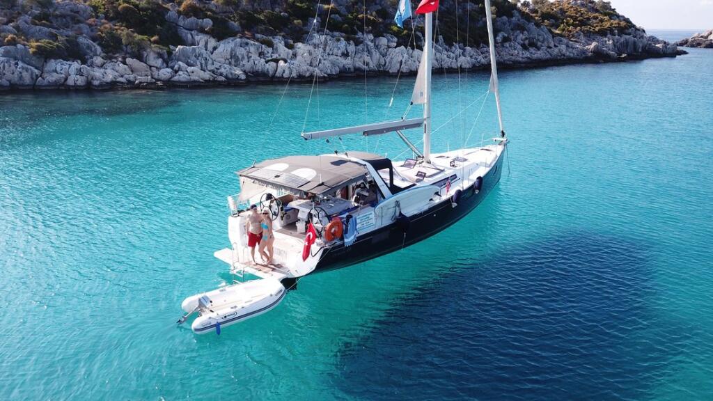 Sailing yacht 