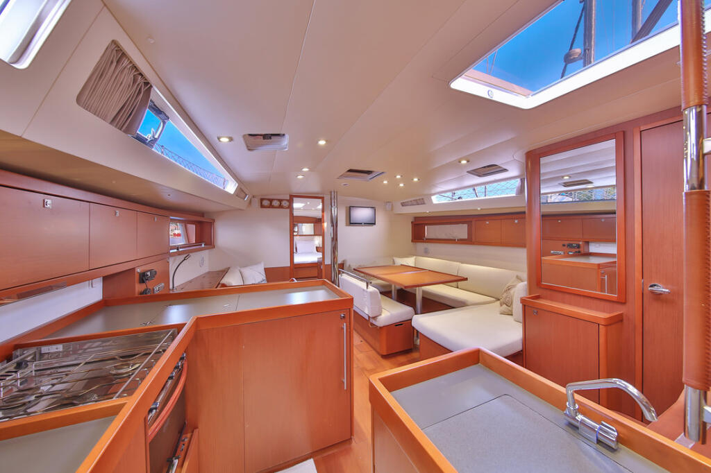 Sailing yacht 