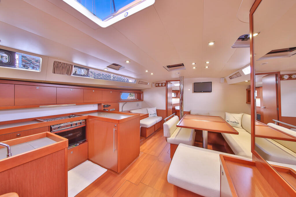 Sailing yacht 