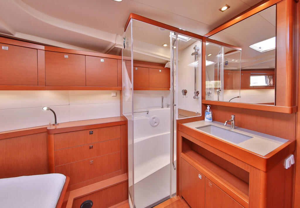 Sailing yacht 
