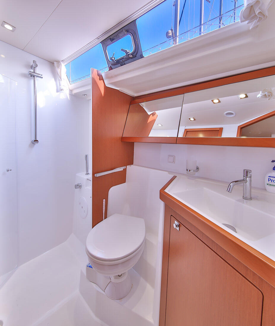 Sailing yacht 
