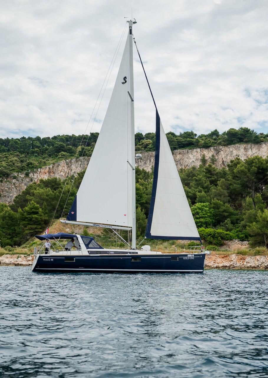 Sailing yacht 