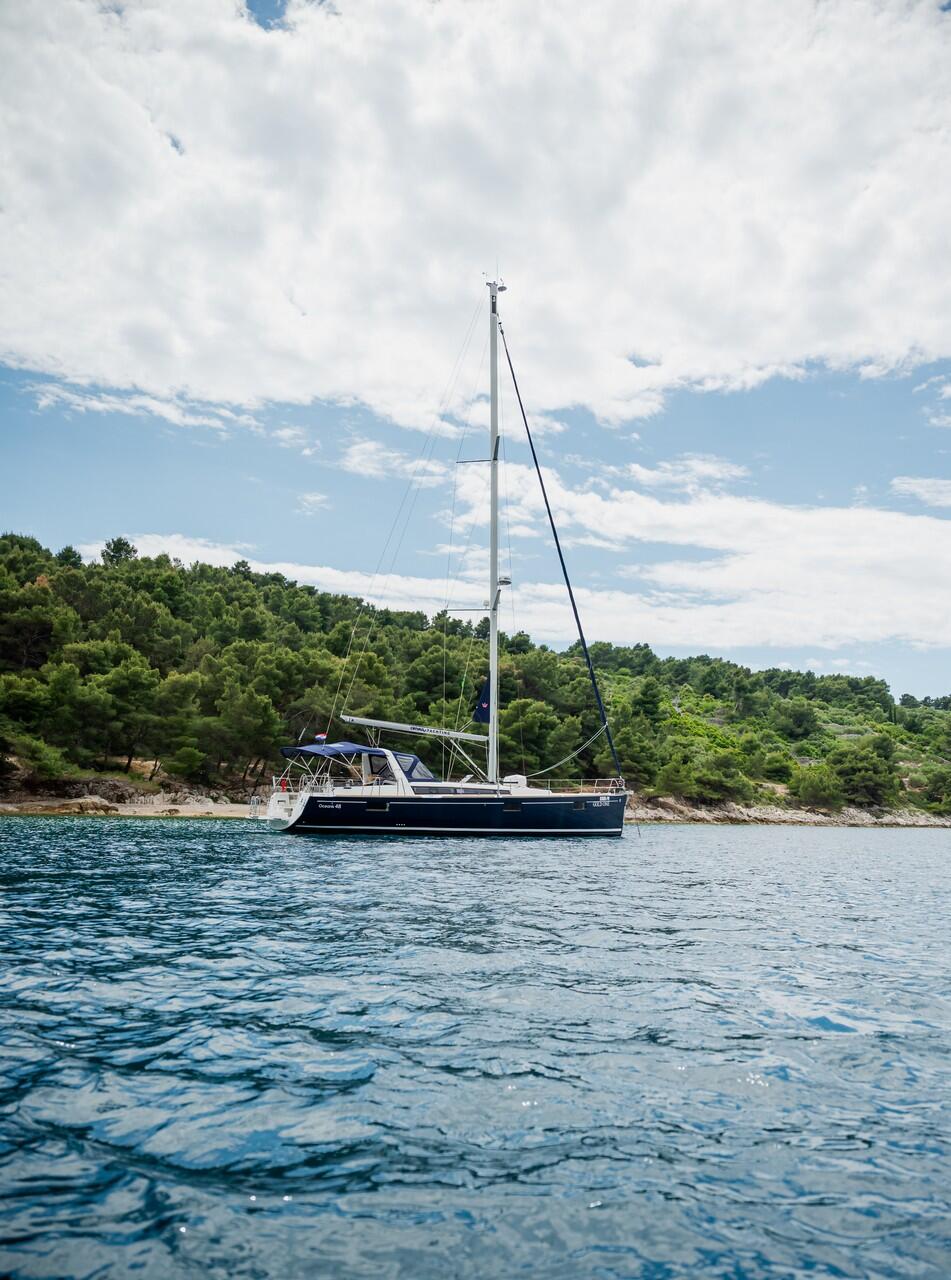 Sailing yacht 