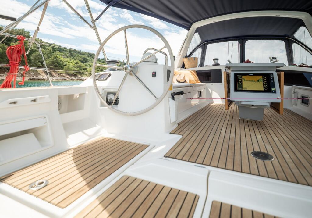Sailing yacht 