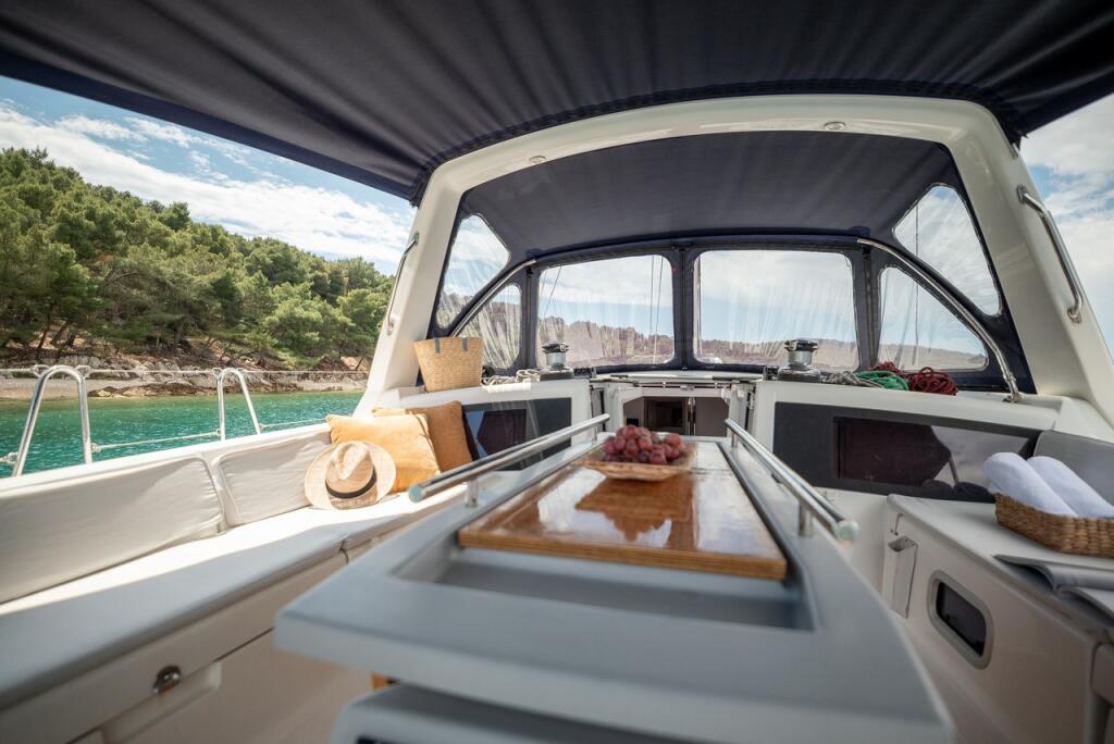 Sailing yacht 
