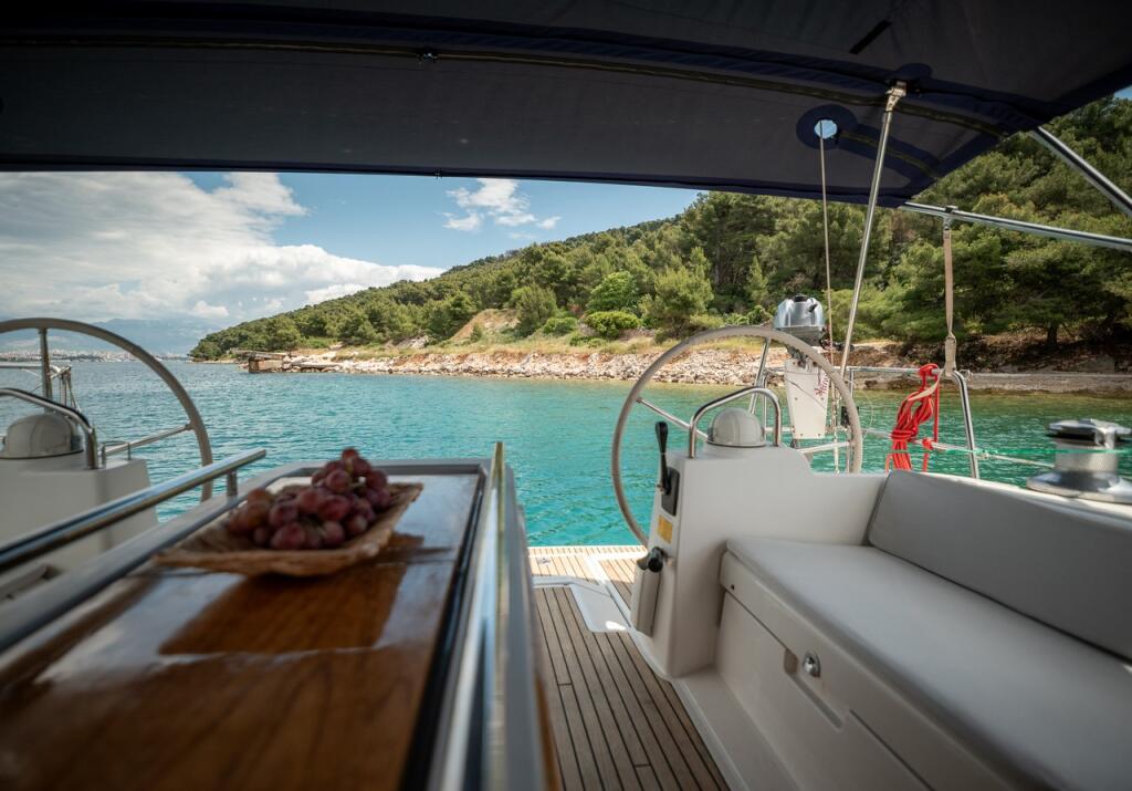 Sailing yacht 