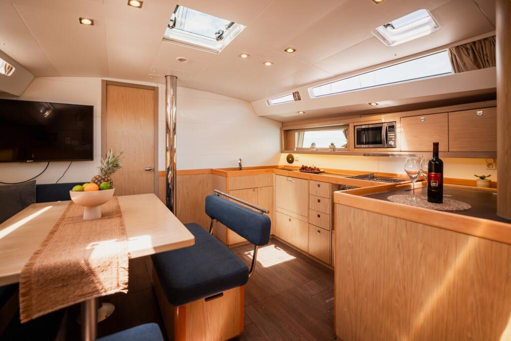 Sailing yacht 