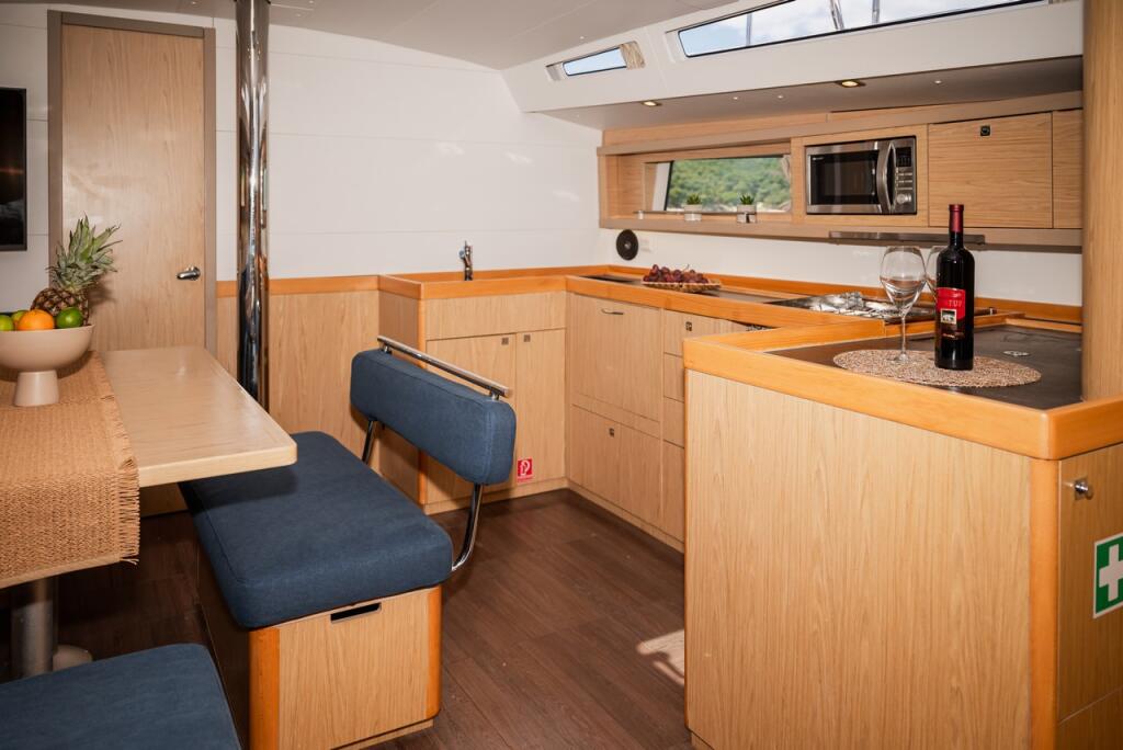 Sailing yacht 