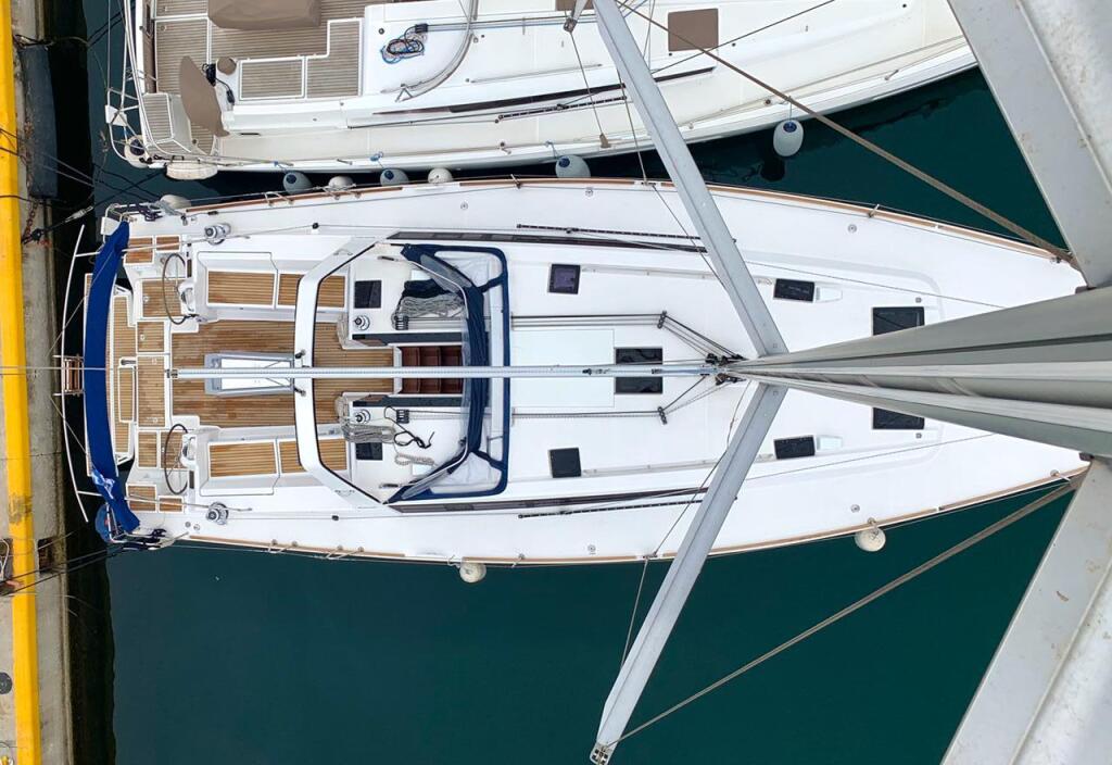 Sailing yacht 