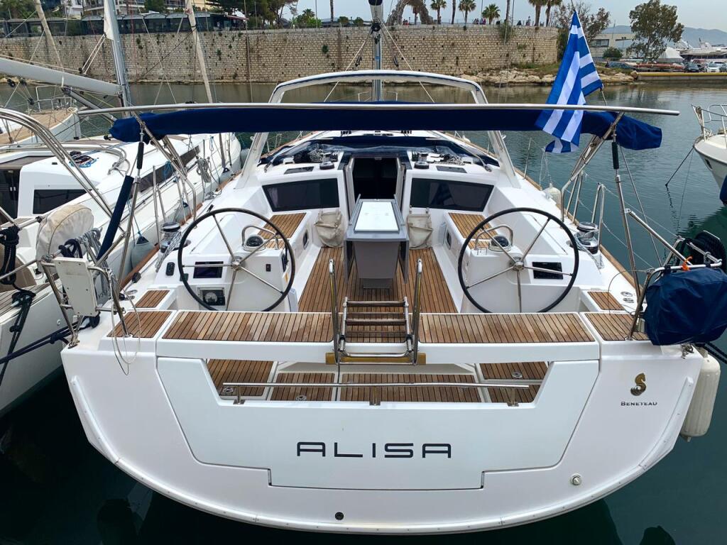 Sailing yacht 