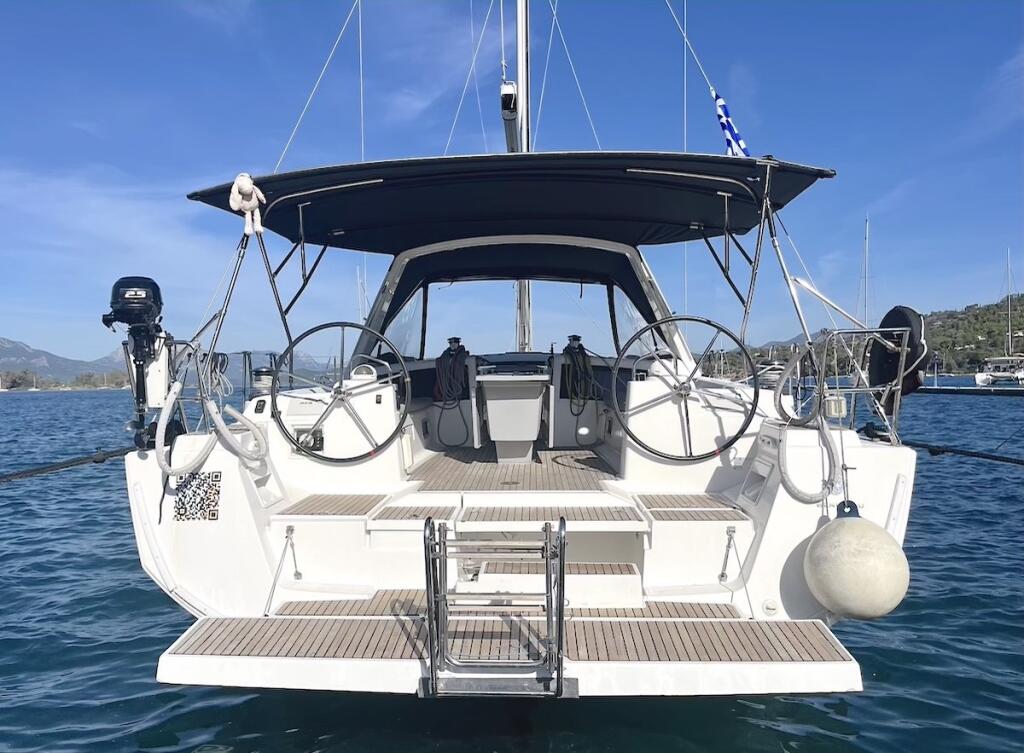 Sailing yacht 