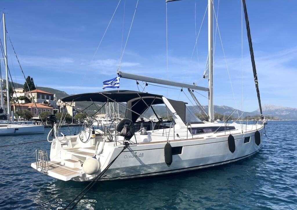 Sailing yacht 